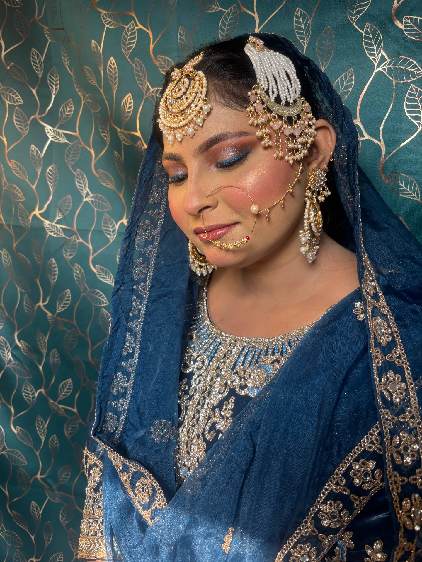 Blue bridal makeup with mukut and nath — Patna
