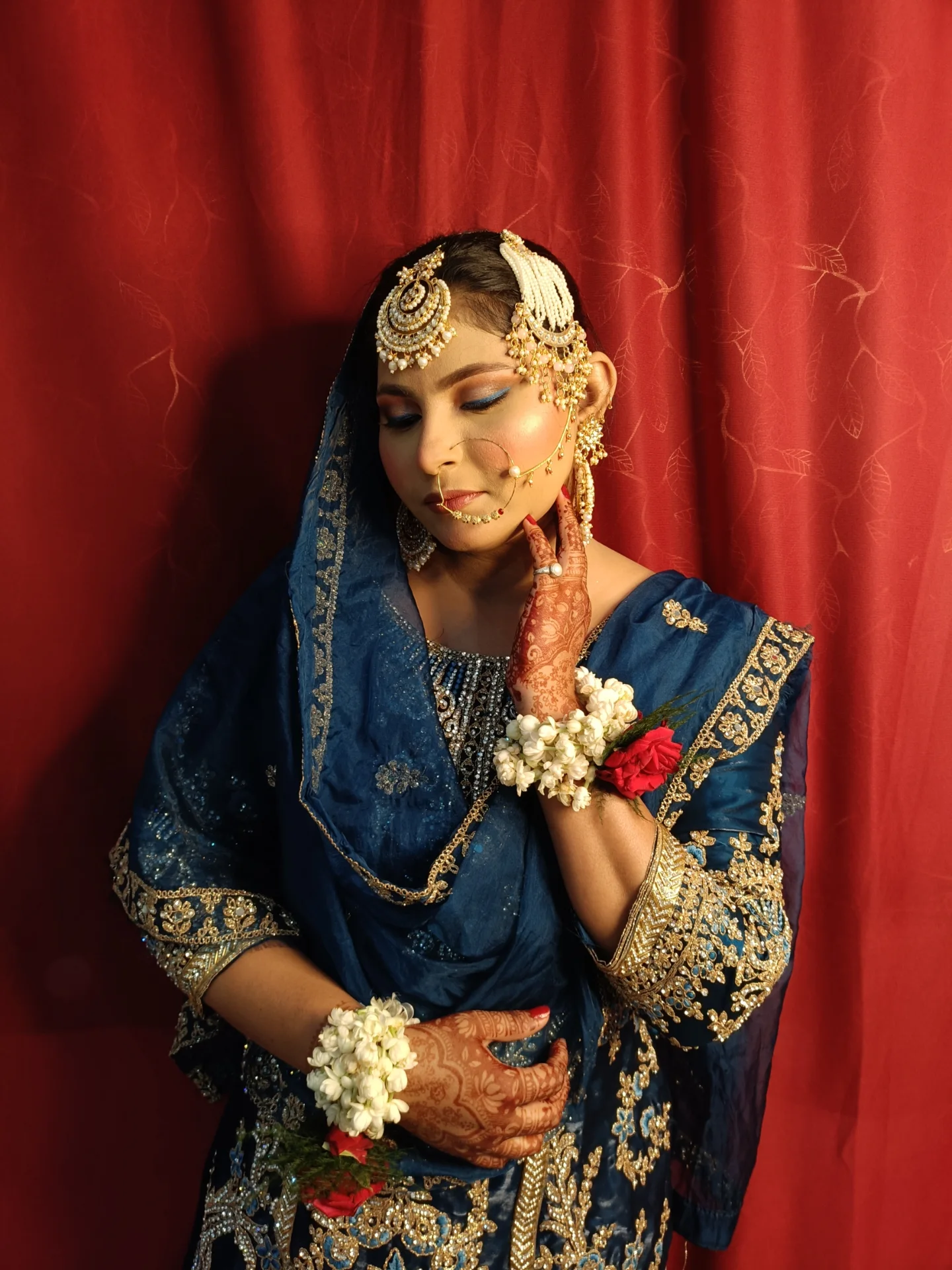 Blue bridal hand on chin — Patna